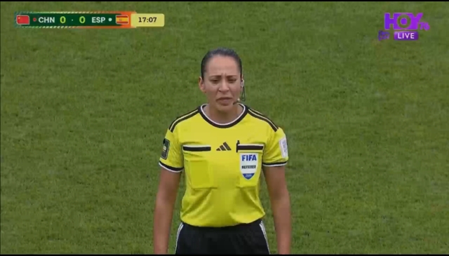 中国U20女足0-1落后西班牙，主裁回看认定黄嘉欣手球，判罚点球
