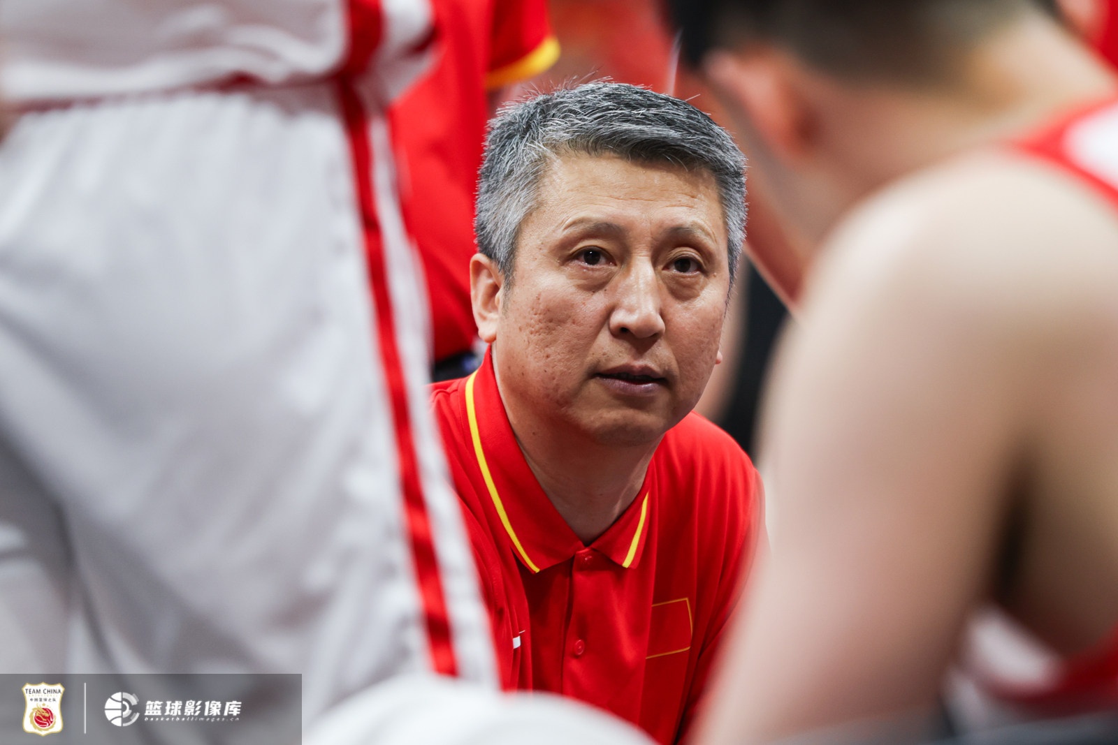 解说：中国男篮在小组赛更多是调整状态、适应场地、演练战术