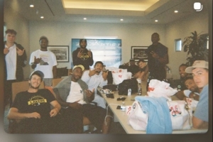 格莱姆斯更新社媒晒与里夫斯、布朗尼等队友合照：兄弟们！